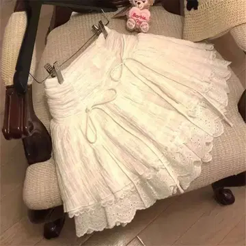 화이트 플레어 스커트 레이스