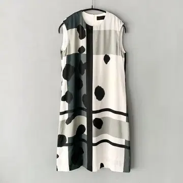 AKIRA NAKA 슬리브리스 프린트 드레스 모노톤 아키라 나카