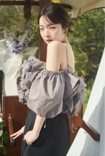 어깨 부분이 동일한 볼륨의 블라우스