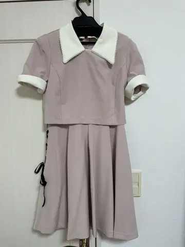 옅은 핑크 반팔 A 라인 원피스