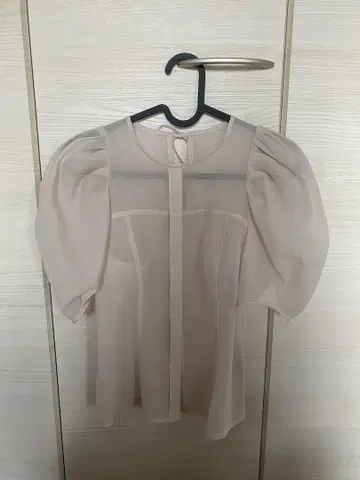 시어 턱 퍼프 블라우스