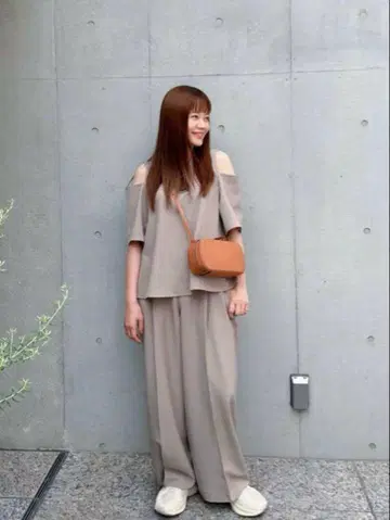 타카야마 나오코 EiiS 글로벌 워크 린넨 같은 오픈 숄더 블라우스