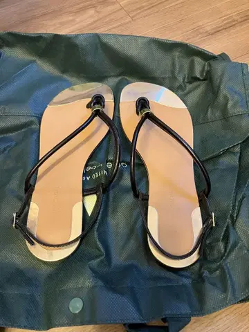 블랙 플랫 샌들 쪼개기 스타일