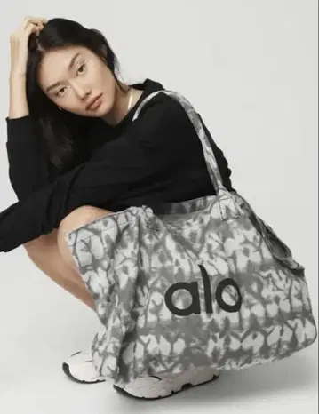 미사용 새상품 애로우 요가 ALO Yoga 토트백 그레이