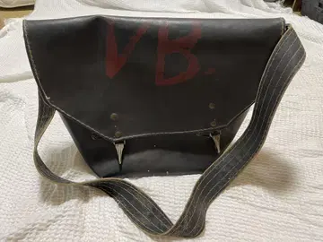 VB. 가죽 숄더백 스파이크 장식