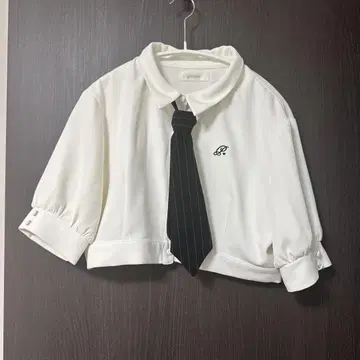 pium 화이트 숏 기장 블라우스 넥타이 포함