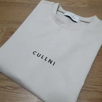 CULLNI 쿠르니 로고 자수 티셔츠 티셔츠 베이지