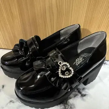 새상품 러브 헌터 프릴 로퍼 하트 비쥬 스트랩 통굽 8cm 힐