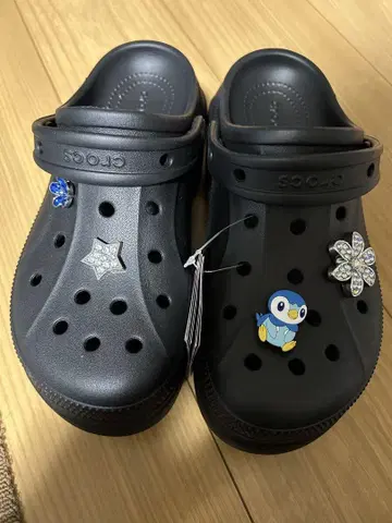Crocs 블랙 크로그 샌들 참 포함