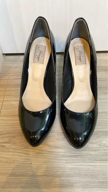 약 18000엔 미사용 새상품 블랙 에나멜 펌프스 23.5cm