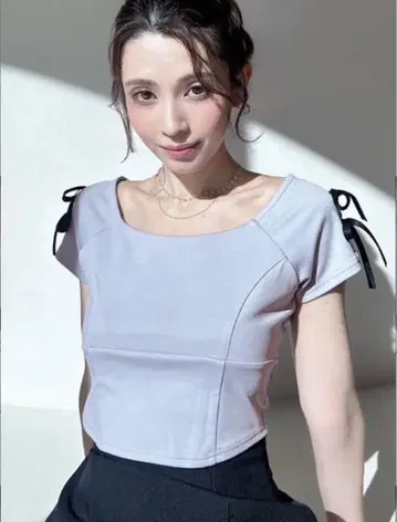 스퀘어 컷 숄더 리본 탑스
