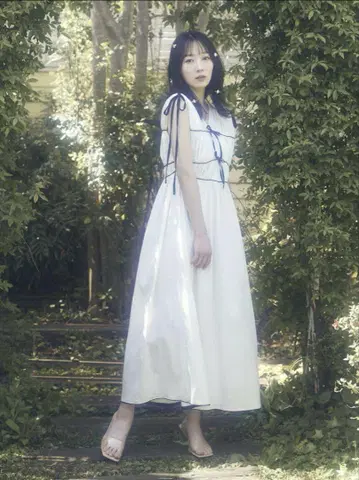 Lure you in 오치 유라노 코튼 V넥 개더 원피스