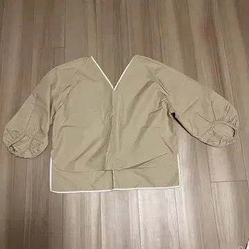 BEAMS 베이지 V넥 벌룬 슬리브 셔츠