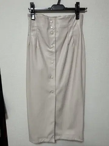 코코딜 베이지 버튼이 달린 롱 스커트