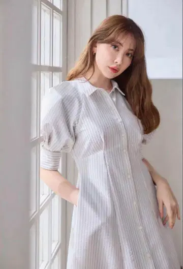 그녀의 입술과 볼륨 소매 스트라이프 드레스