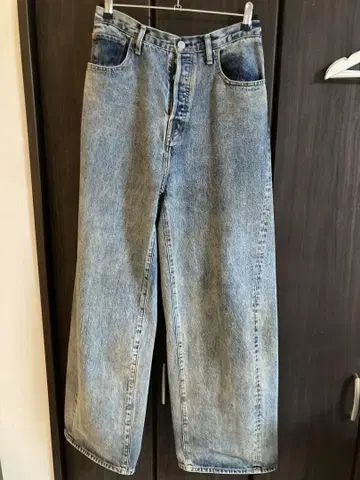 비틀어진 솔기 디자인의 루즈한 빈티지 데님 진