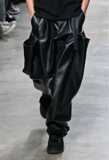 25aw Sacai Faux Leather Pants 블랙 사이즈 1