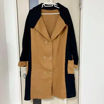 카멜과 블랙 더블 버튼 체스터 코트