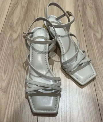 내로우 스트랩 메탈릭 라인 샌들 그레이 M
