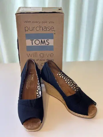TOMS 블랙 캔버스 오픈토 웨지 힐