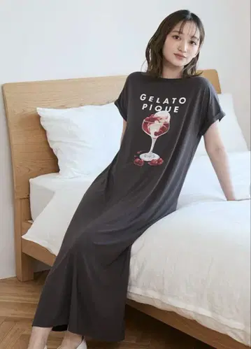 접촉 냉감 레이온 디저트 로고 원피스 네이비