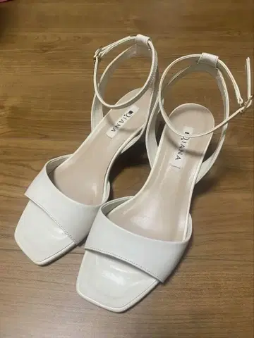 DIANA 화이트 스트랩 샌들 (24cm)