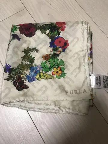 훌라 FURLA 나비 꽃무늬 스카프 미사용