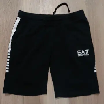 EA7 블랙 숏 팬츠 사이드 스트라이프
