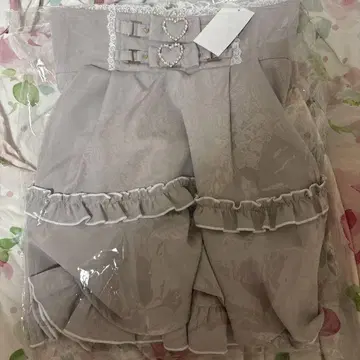 프릴이 달린 그레이 미니 스커트