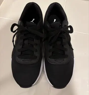Puma 블랙/골드 스니커즈 22.5cm