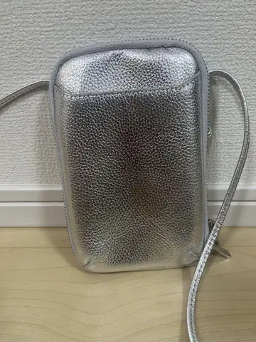 메탈릭 실버 숄더백