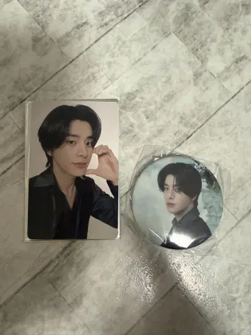 아이돌 포토 카드와 캔뱃지 세트