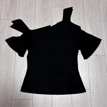 ADEAM 블랙 반팔 상의 2