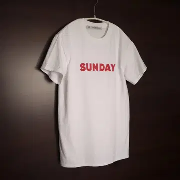 j.s.luxe SUNDAY 프린트 티셔츠
