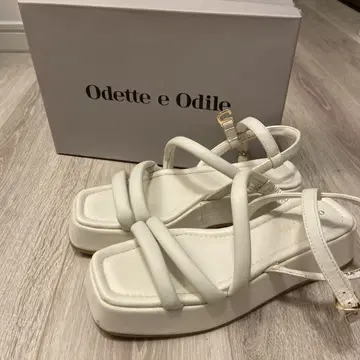 Odette e Odile 화이트 스트랩 샌들 유나이티드 애로우즈