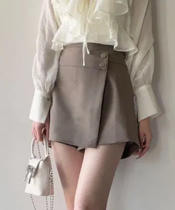 브라운 버튼이 달린 랩 미니 스커트 치마바지