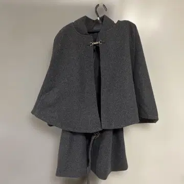 케이프가 있는 코트