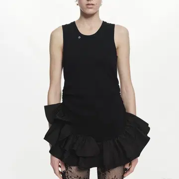 새상품 Bibiy IRIS RUFFLE TOP 블랙