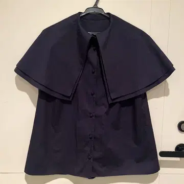 cygne 시뉴 Niiina 케이프 블라우스 네이비 컬러