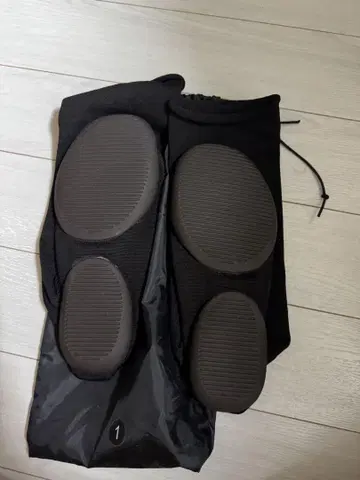 Yeezy pods 사이즈 1 수납 봉투 포함