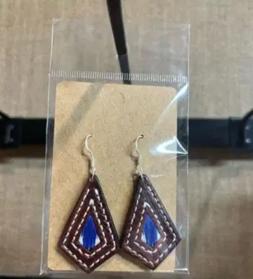 다이아몬드 모양 가죽 귀걸이