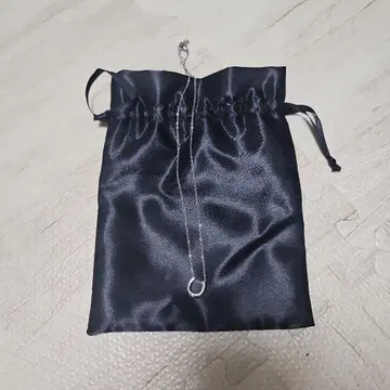 GLUCK JEWELRY 실버 후프 목걸이