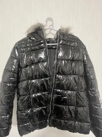 블랙 광택 다운 자켓 (퍼 포함)