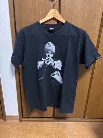 WUWEAR APPLEBUM 블랙 티셔츠