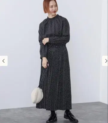 빔즈 하이넥 플리츠 절개 원피스