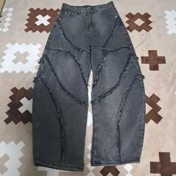 프린지 가공 다크 그레이 배럴 레그 데님 팬츠
