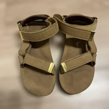 SUICOKE 베이지 스트랩 샌들