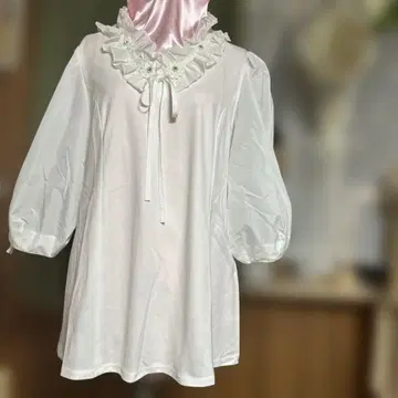 화이트 프릴 리본 튜닉 오분 소매