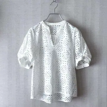 투모로우랜드 보르지 서클 플라워 자수 키 넥 블라우스