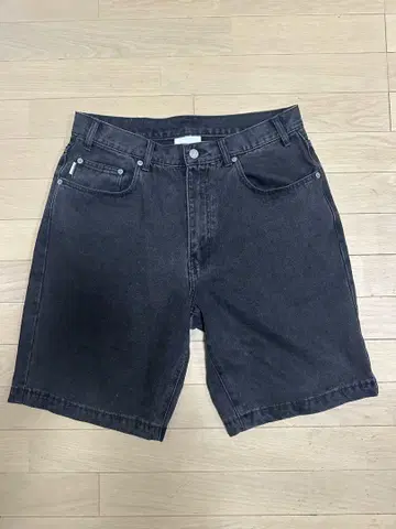 이것은 결코 세탁된 데님 쇼트 블랙이 아닙니다.